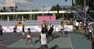 Jóvenes de Managua en la inauguración del Torneo de Baloncesto Juvenil en el Parque Luis Alfonso.
