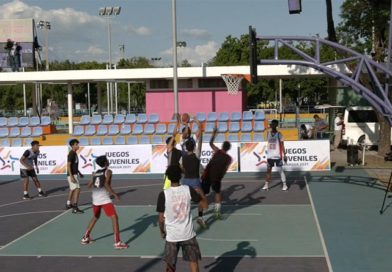 Jóvenes de Managua en la inauguración del Torneo de Baloncesto Juvenil en el Parque Luis Alfonso.