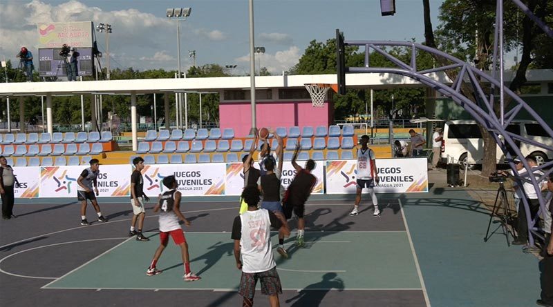 Jóvenes de Managua en la inauguración del Torneo de Baloncesto Juvenil en el Parque Luis Alfonso.