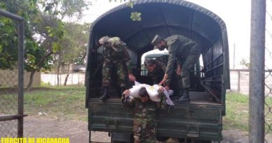 Efectivos militares durante el traslado de merienda escolar en el municipio de Jinotepe
