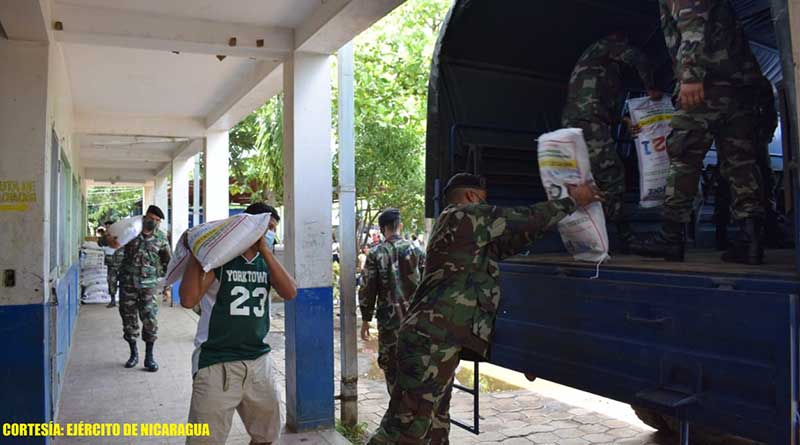 Efectivos del Ejército de Nicaragua durante el traslado de la merienda escolar en Ciudad Sandino