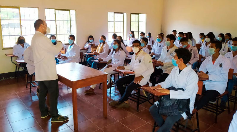 Jóvenes de la Carrera de Medicina durante una clase del Programa Universidad del Campo.