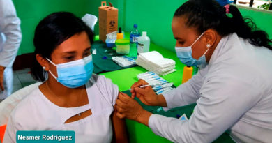 Enfermera del Ministerio de Salud aplicando la vacuna contra el covid-19 en Boaco
