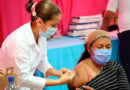 Enfermera del Ministerio de Salud aplicando la vacuna contra el covid-19 a una señora mayor de 55 años en Managua, Nicaragua.