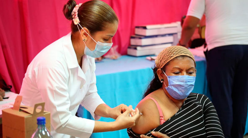 Enfermera del Ministerio de Salud aplicando la vacuna contra el covid-19 a una señora mayor de 55 años en Managua, Nicaragua.
