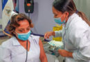 Enfermera del Ministerio de Salud de Nicaragua vacunando contra el COVID-19 al personal de salud