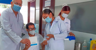 Doctor Carlos Sáenz, Secretario General del Ministerio de Salud en Nicaragua junto a una enfermera que aplica vacuna contra el covid-19 a un ciudadano