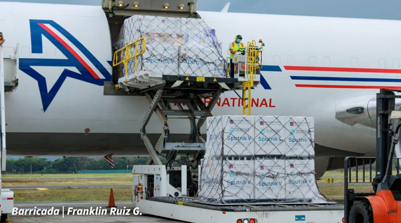 Cajas de la vacuna Sputnik V siendo descargadas del avión