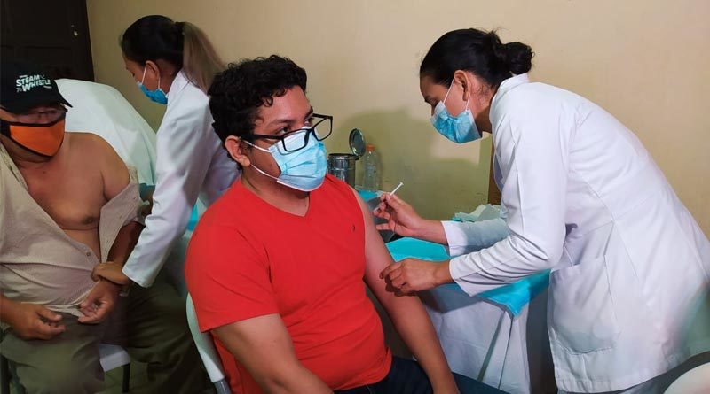 Personal de salud de primer línea recibieron la primera dosis de la vacuna contra el Covid-19, en Hospital Manolo Morales de Managua, lunes 31 de mayo de 20201.