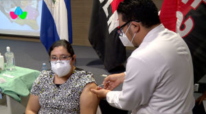 Personal de primera linea del Ministerio de Salud son vacunados voluntariamente contra la Covid-19 en Managua.
