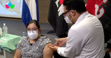 Personal de primera linea del Ministerio de Salud son vacunados voluntariamente contra la Covid-19 en Managua.
