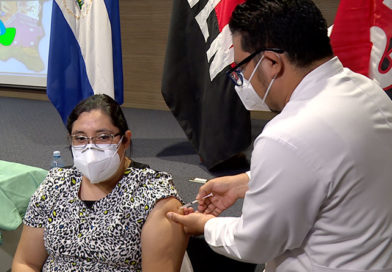 Personal de primera linea del Ministerio de Salud son vacunados voluntariamente contra la Covid-19 en Managua.