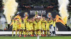 Jugadores del Villarreal celebrando al consagrarse campeón de la UEFA Europa League 2021.