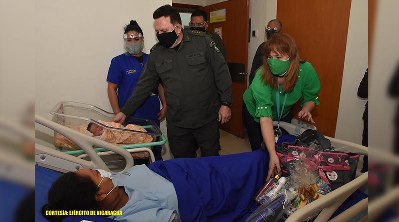 General del Ejército, Julio César Avilés visitando a madre en el Hospital Militar