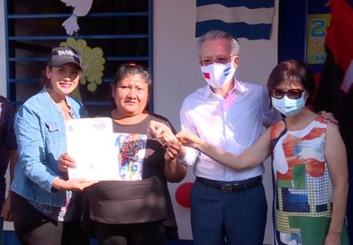 La pobladora Rosa Emilia López recibiendo su vivienda digna en el barrio Ariel Darce, este pasado 19 de mayo.