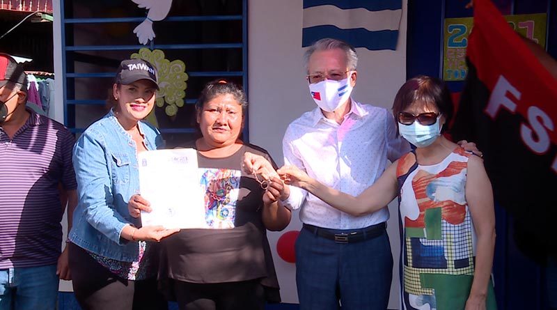 La pobladora Rosa Emilia López recibiendo su vivienda digna en el barrio Ariel Darce, este pasado 19 de mayo.