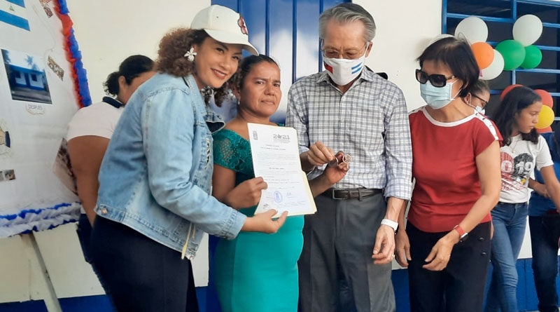 Alcaldesa de Managua junto al Embajador de Taiwán y su esposa, entregan vivienda a una señora en el barrio Jorge Casaly