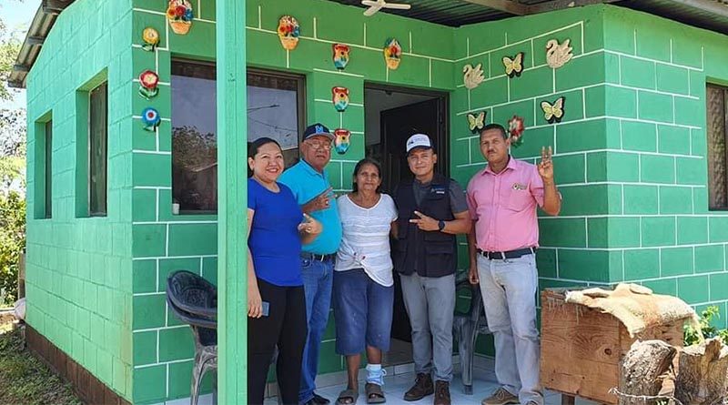 Familia recibe vivienda durante una de las entregas realizadas por las alcaldías locales