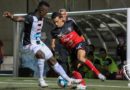 Jugadores del CD Walter Ferretti ante los Cacique Diriangén durante el partido de ida en las semifinales del Torneo Clausura de Liga Primera.