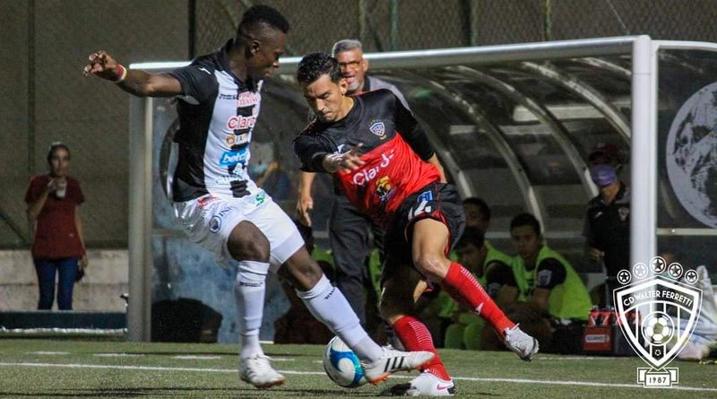 Jugadores del CD Walter Ferretti ante los Cacique Diriangén durante el partido de ida en las semifinales del Torneo Clausura de Liga Primera.