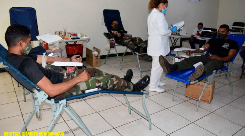 Efectivos militares del Ejército de Nicaragua participando en jornada de donación de sangre en León