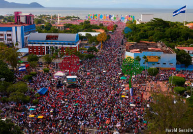 Cientos de miles de nicaragüenses congregados en la Avenida de Bolívar a Chávez de Managua, celebrando el 40 aniversario del triunfo de la Revolución Popular Sandinista.