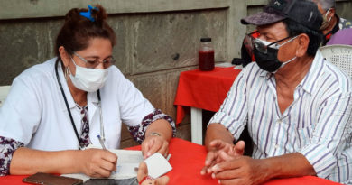 Médico del Ministerio de Salud de Nicaragua (MINSA), brindando consulta médica en el barrio Riguero Norte de Managua