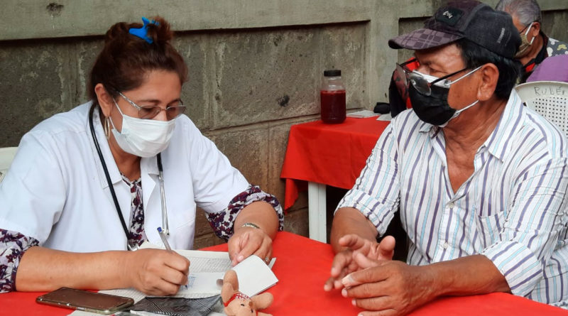 Médico del Ministerio de Salud de Nicaragua (MINSA), brindando consulta médica en el barrio Riguero Norte de Managua