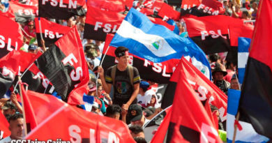 Sandinistas congregados en la Plaza de la Fe en Managua, Nicaragua, con banderas rojinegras y azul y blanco.