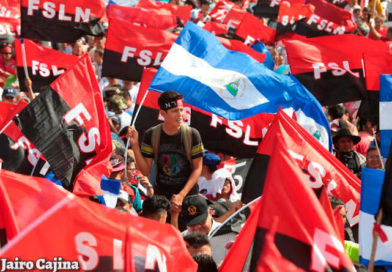 Sandinistas congregados en la Plaza de la Fe en Managua, Nicaragua, con banderas rojinegras y azul y blanco.