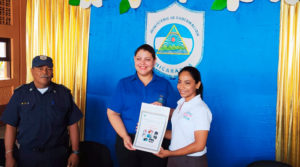 Karla Salinas, viceministra de Gobernación entregando título de propiedad a estación de bomberos y oficinas de SERTRAMI en Veracruz, Nindirí