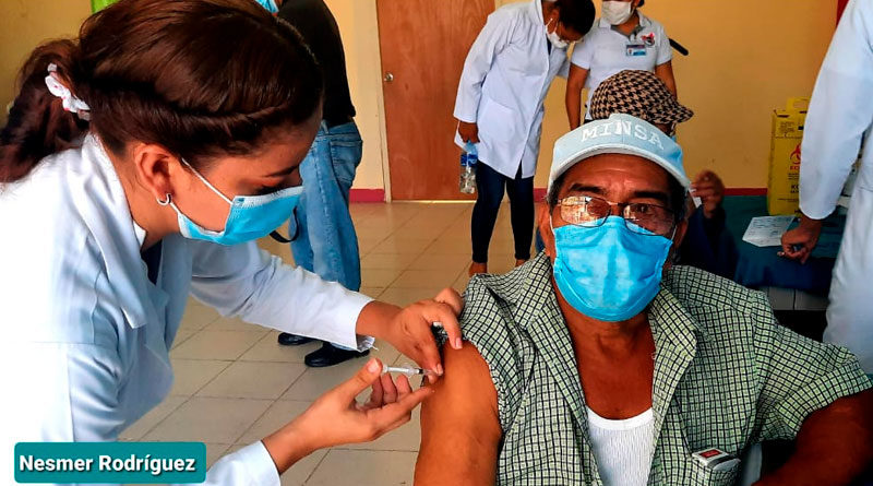 Enfermera el Ministerio de Salud de Nicaragua vacunando contra el covid-19 a un ciudadano en Granada