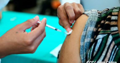 Paciente siendo vacunado contra el covid-19