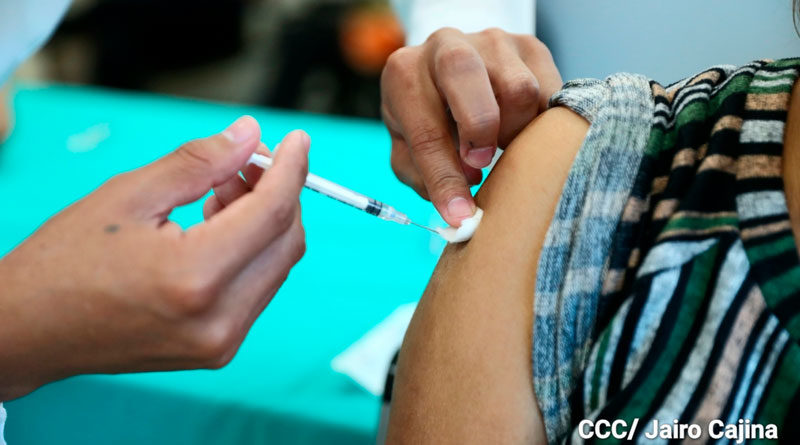Paciente siendo vacunado contra el covid-19
