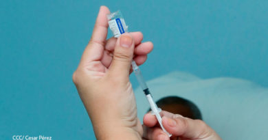 Vacuna contra el covid-19 Sputnik V, en las manos de una enfermera para ser aplicada a un paciente en Nicaragua
