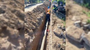 Trabajadores de ENACAL instalando tubería de agua en Moyogalpa