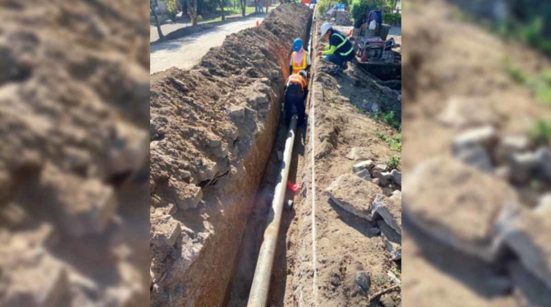 Trabajadores de ENACAL instalando tubería de agua en Moyogalpa