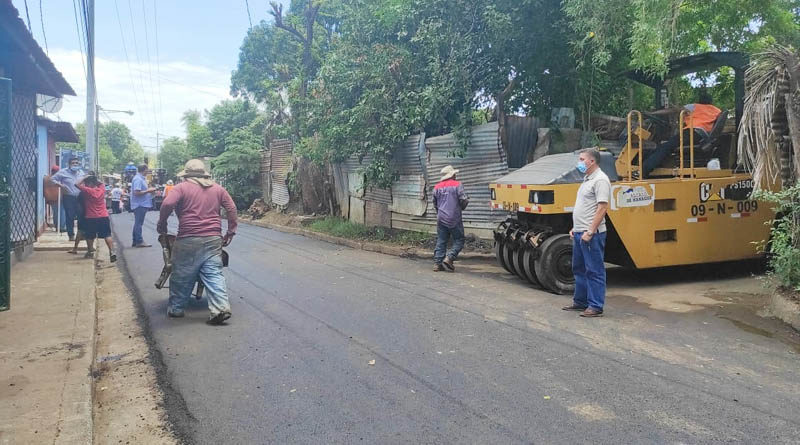 Trabajadores de la Alcaldía realizan labores en el barrio Sector 17