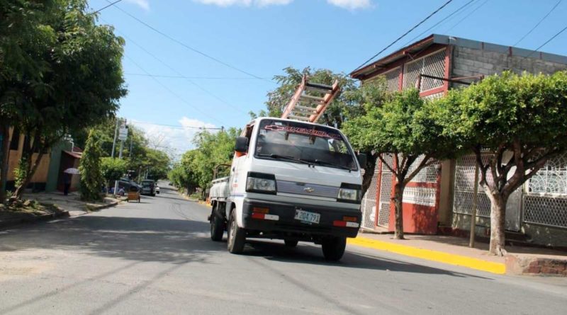 Camioncito circulando sobre las nuevas calles en Villa Miguel Gutiérrez