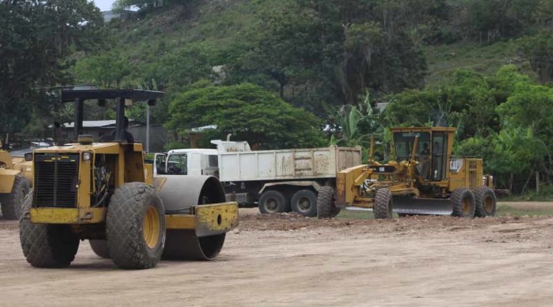 Maquinaria del INIFOM trabajando en una calle