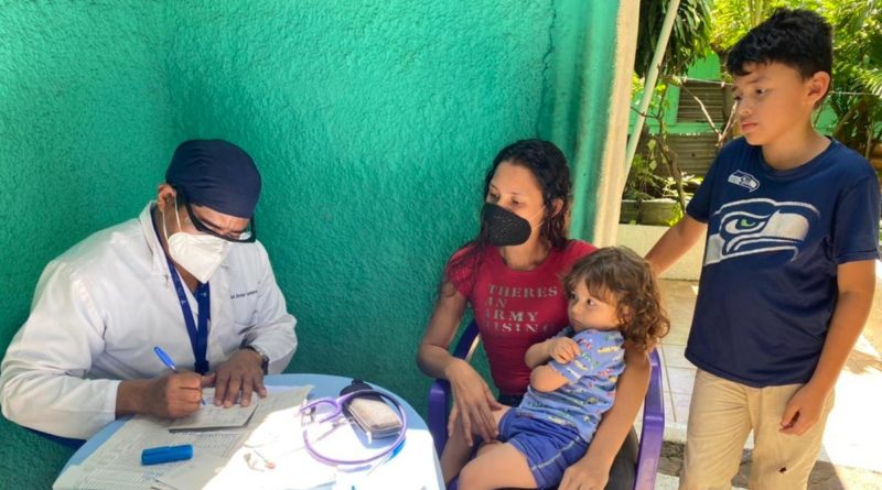 Doctor junto a paciente del barrio Las Piedrecitas