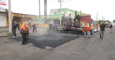 Trabajadores de la Alcaldía de Managua durante las obras de recarpeteo asfáltico en el barrio Santa Ana del distrito 2 de Managua.