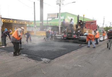 Trabajadores de la Alcaldía de Managua durante las obras de recarpeteo asfáltico en el barrio Santa Ana del distrito 2 de Managua.