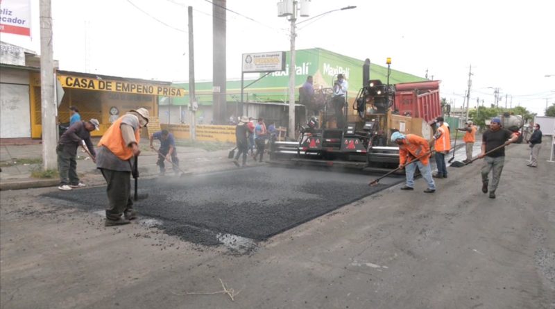 Trabajadores de la Alcaldía de Managua durante las obras de recarpeteo asfáltico en el barrio Santa Ana del distrito 2 de Managua.