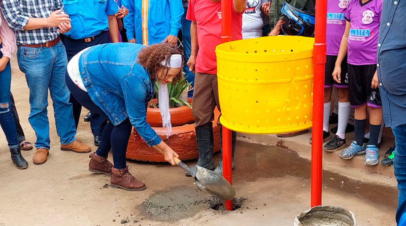 Alcaldesa de Managua, Reyna Rueda instalando un cesto de basura en el Colegio Tomás Borge