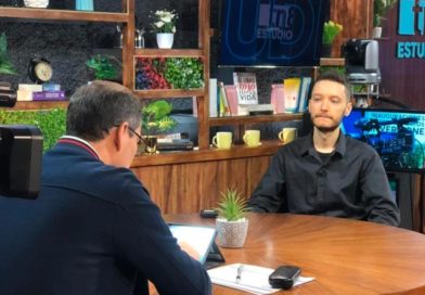 El periodista Ben Norton del sitio web de The Grayzone durante su entrevista en Estudio Tn8 sobre la investigación sobre como USAID, creó el aparato mediático antisandinista en Nicaragua.