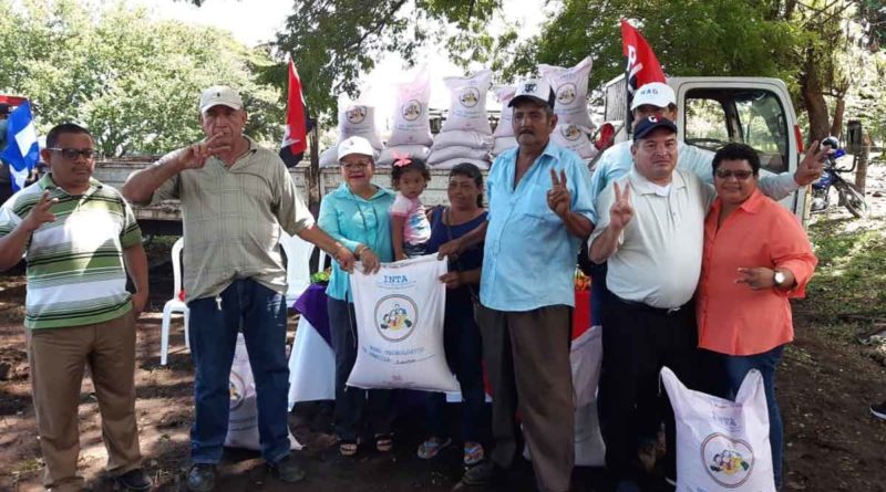 Autoridades de Chinandega entregan bonos productivos a productores de este departamento