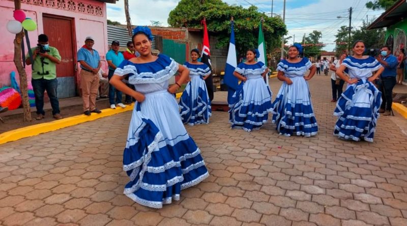 Pobladores de la ciudad de Malpaisillo en el municipio de Larreynaga en León, durante la inauguración de Calles para el Pueblo.