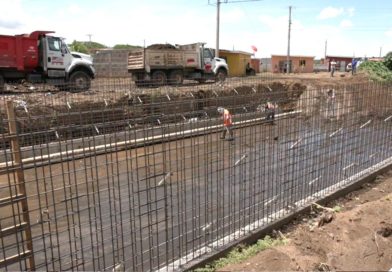 Trabajadores de la Alcaldía de Managua en las obras del nuevo Cauce de Sabana Grande.