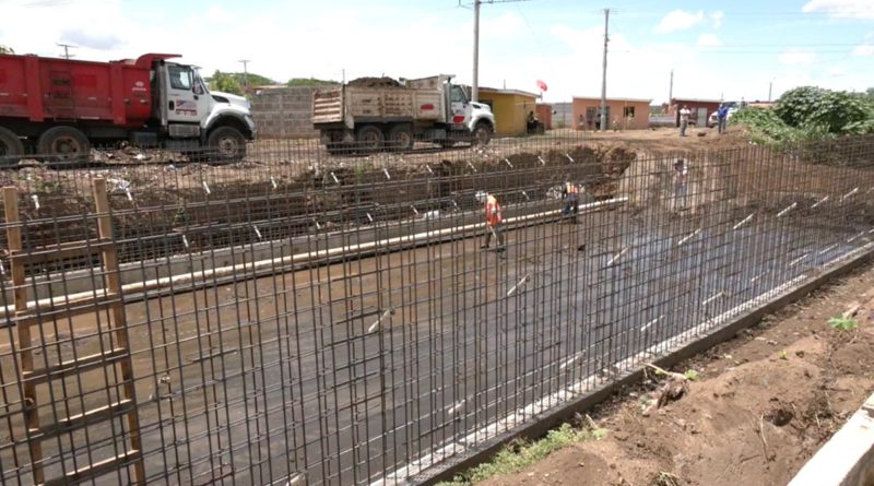 Trabajadores de la Alcaldía de Managua en las obras del nuevo Cauce de Sabana Grande.